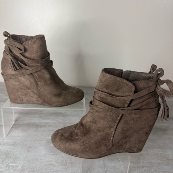 Madden NYC Boots Womens 6  Wedge Ankle Booties Brown Faux Suede Casual - Picture 1 of 9